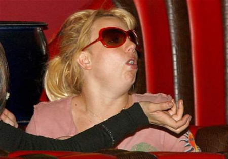 Britney Spears vomita