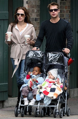 Brad Pitt y Angelina Jolie pasean con sus hijas