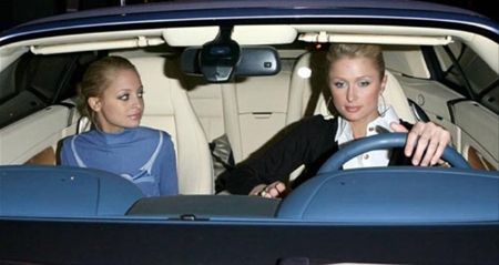 Paris y Nicole en auto