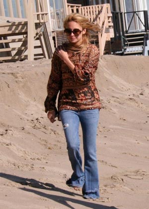 Nicole Richie pasea por la playa
