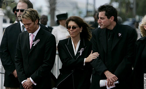 Larry Birkhead y Howard K. Stern en funeral