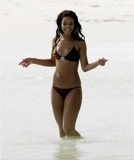 Rihanna en bikini 2