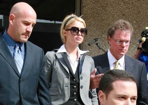 Paris Hilton en la corte