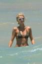 Paris Hilton en la Playa 7