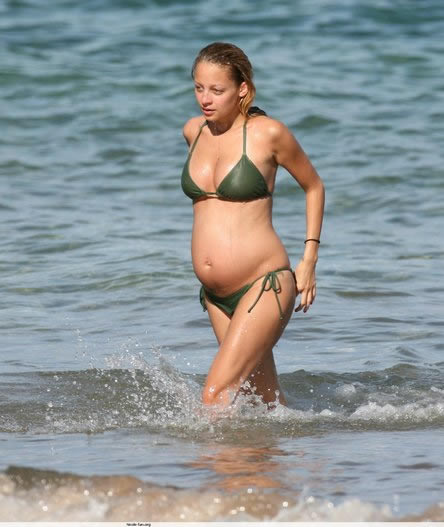 Nicole Richie embarazada y en bikini