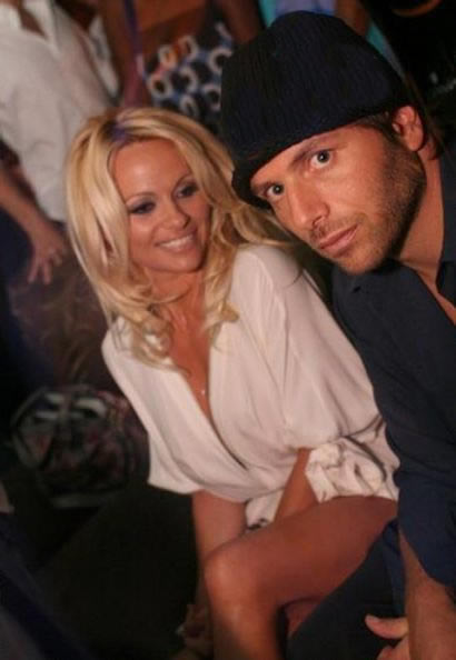 Pamela Anderson se divorcia