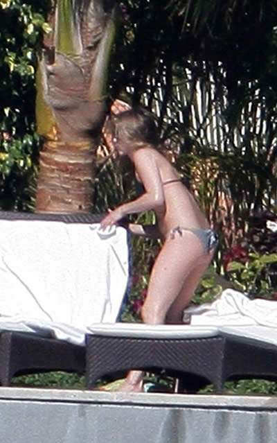 Jennifer Aniston luce algo de pancita 6