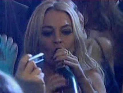 Lindsay se levantó de pico una botella