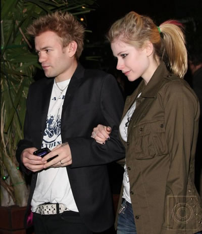 Avril Lavigne comprando ropa de bebe