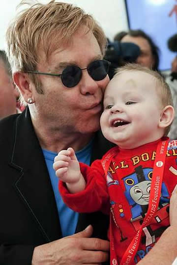 Elton Jhon bebe ucraniano Lev