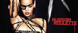 Semi Topless de Rihanna para su portada de Russian Roulette