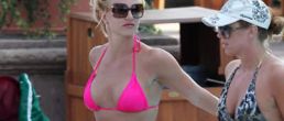 Fotos de Britney en su pequeño bikini rosa