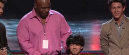 Video: Mike Tyson le corta el pelo a Joe Jonas
