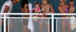 Britney y toda la familia Spears en la piscina