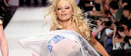 Pamela Anderson semi desnuda en la pasarela
