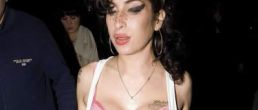 Amy Winehouse luciendo sus “mejoras”