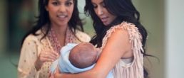Kim y Kourtney Kardashian de compras con el bebé Mason