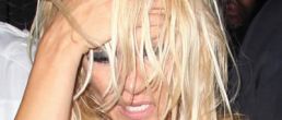 Imperdible Pamela Anderson totalmente ebria!
