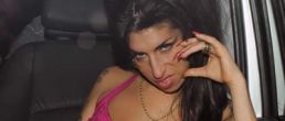 Amy Winehouse con pancita de embarazada ¡Deben estar bromeando!