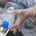 Hilary Duff nuevo look con anillo