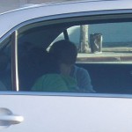 Justin Bieber besando a una chica en un auto